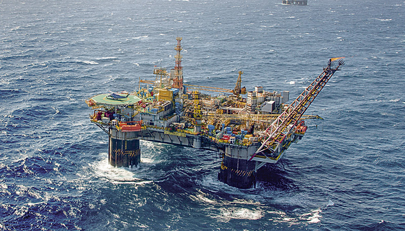 Exploração de petróleo no mar (Foto: Arquivo/AT)