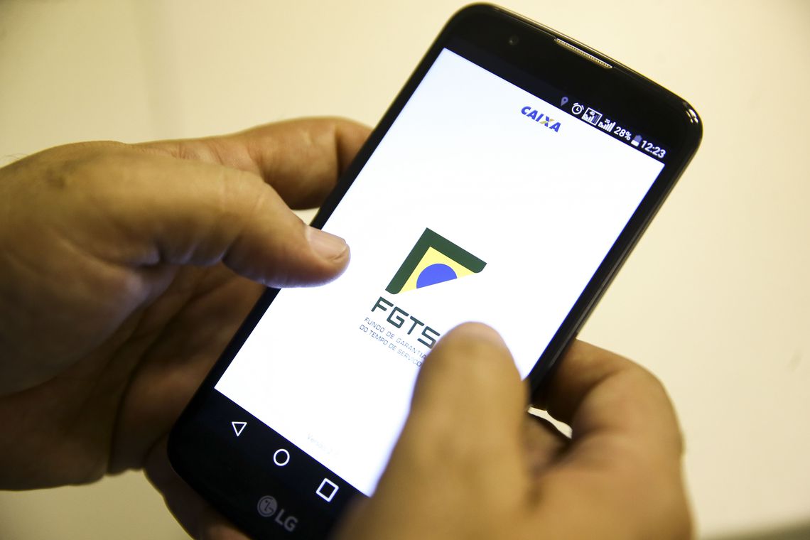 Aplicativo do FGTS nos celulares (Foto: Marcelo Camargo / Agência Brasil)