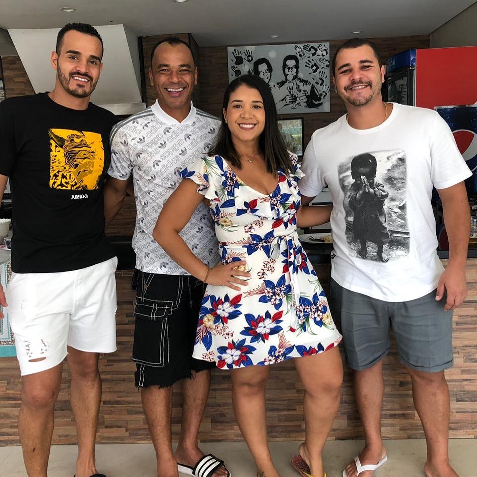 Cafu com os filhos em foto postada nas redes sociais no Dia dos Pais. Danilo (camisa branca) tinha 30 anos (Foto: Instagram @cafu2)