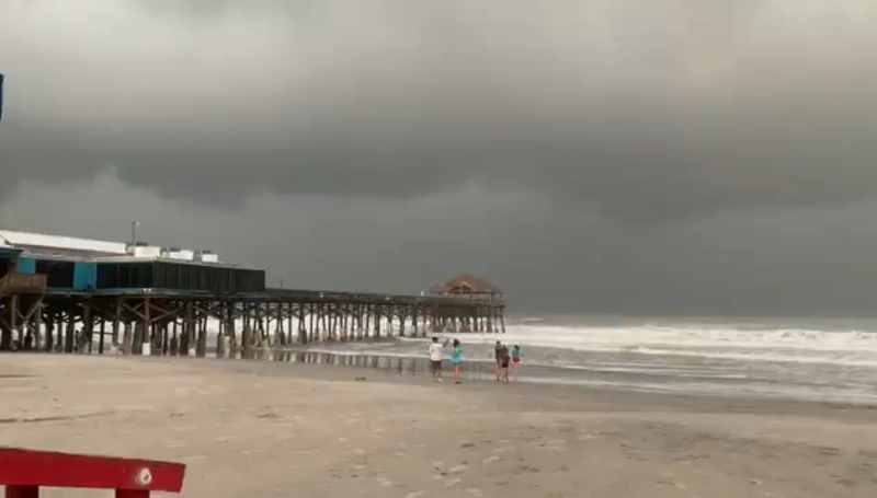 Imagens das primeiras nuvens de chuva causadas pelo furacão Dorian, no Píer de Cocoa Beach, na Flórida (Foto: Reprodução/Twitter)