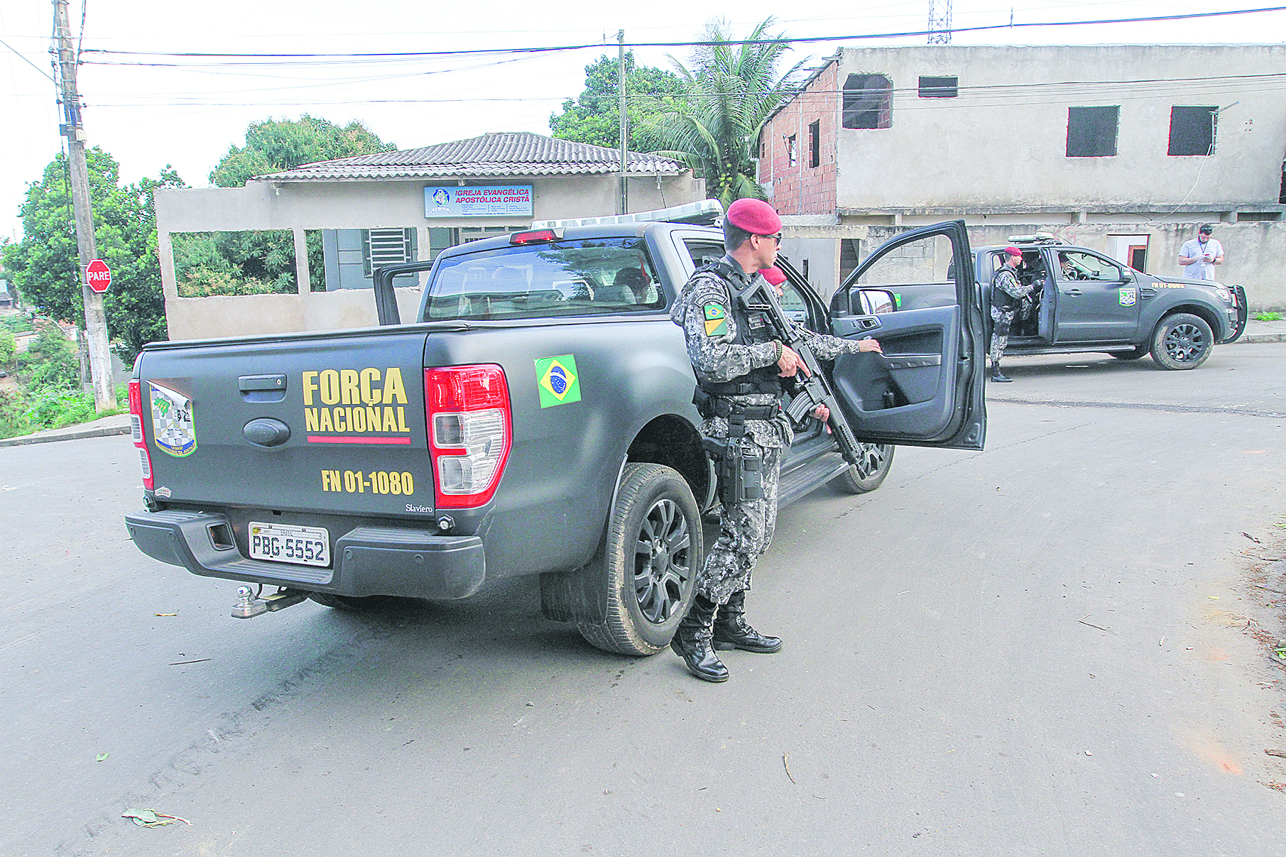 Integrantes da Força Nacional durante patrulha em bairro de Cariacica, equipados com fuzil e pistola (Foto: Dayana Souza/ AT/ 30/08/2019)