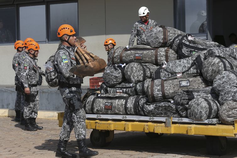Equipes da Força Nacional, que ajudarão no combate ao incêndio na Amazônia. (Foto: Antonio Cruz/Agência Brasil)