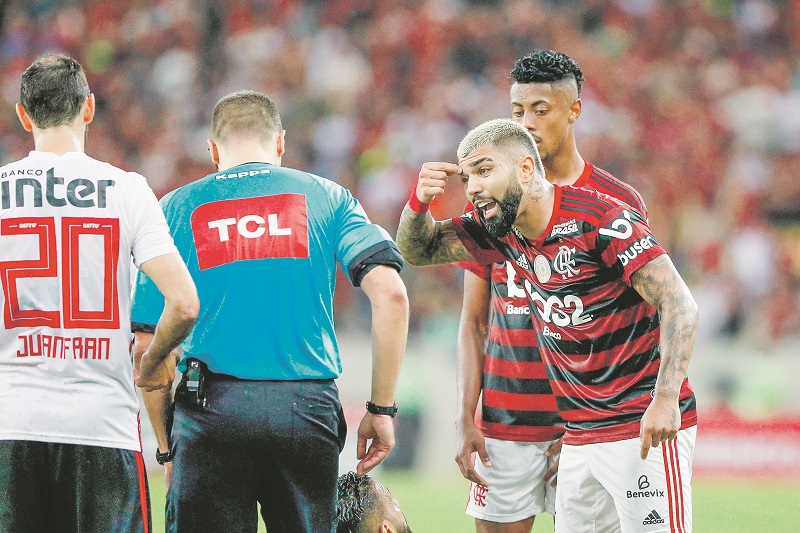 Gabigol, que passou em branco pela primeira vez após 11 jogos seguidos marcando gols, reclama com o árbitro Rafael Traci depois de levar cartão amarelo. (Foto: ANDRé MELO ANDRADE/Agência Estado)