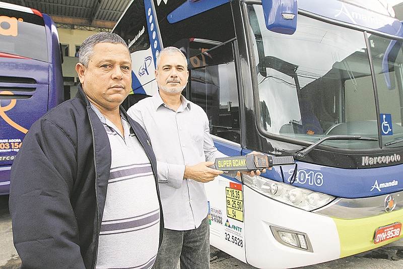 Mesmo nunca tendo sido vítima de roubos, o empresário Edmar Corrêa (casaco escuro) decidiu contratar um pacote de serviços para se prevenir contra a criminalidade, e assim dar mais segurança para seus clientes. (Foto: Dayana Souza / AT)