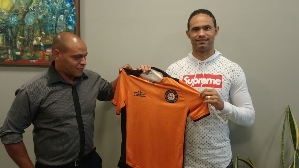 Goleiro Bruno posa com a camisa do Poços de Caldas FC (Foto: Divulgação / Poços de Caldas FC)