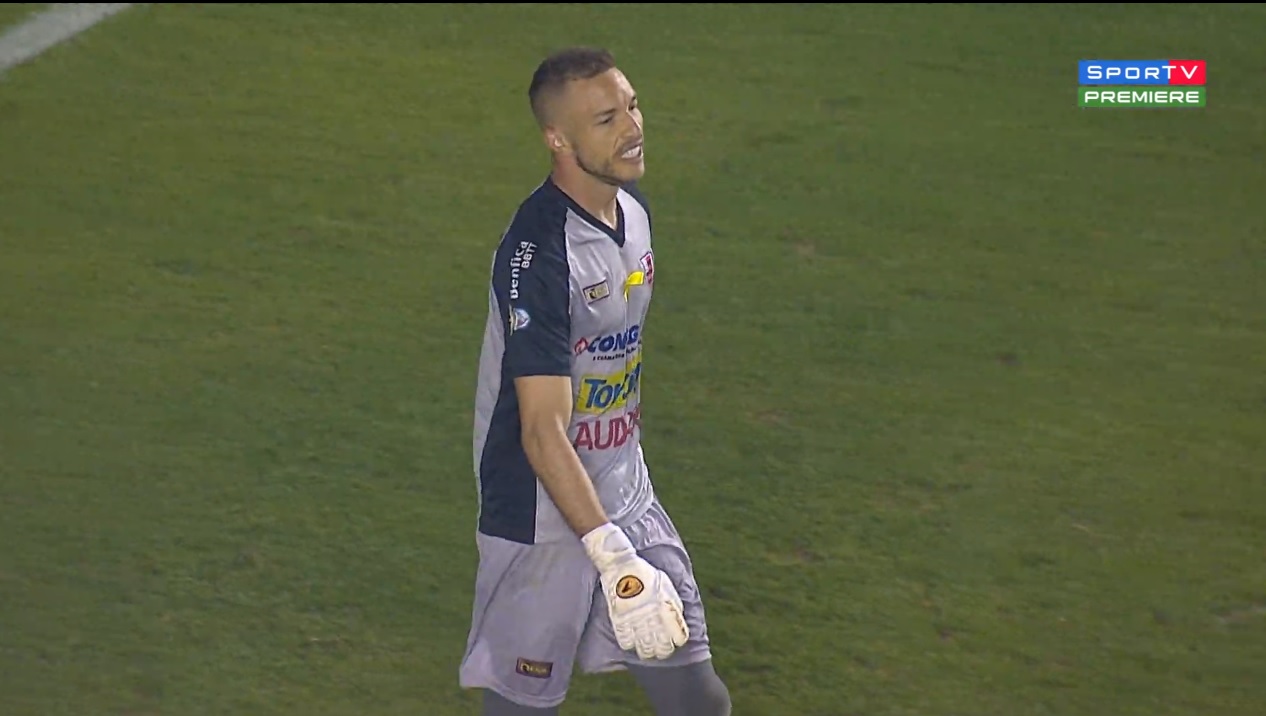 Goleiro Luís Carlos cometeu uma falha incrível (Foto: Reprodução/SporTV)