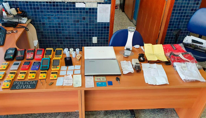 Máquinas de cartão e equipamentos foram apreendidos pela polícia (Foto: Divulgação / PCES)
