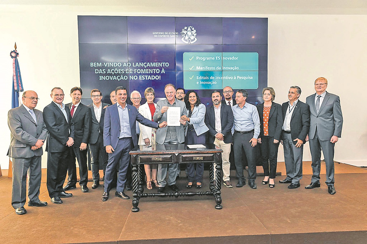 Governador Renato Casagrande ao lado de autoridades: investimento será nas áreas da ciência, tecnologia e inovação (Foto: Divulgação/ Governo do estado)