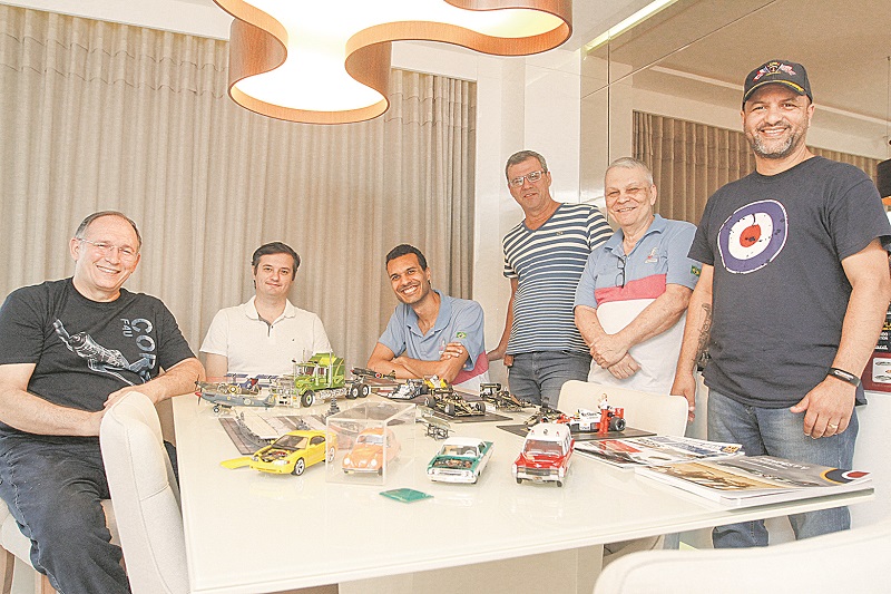 Os amigos Helder Tonioni, Marcelo Flegler, Frederico Victor, Júnior Bicalho, Sérgio Reis e Marcelo Timão são apaixonados por montar e colecionar miniaturas. (Foto: Thiago Coutinho/AT)