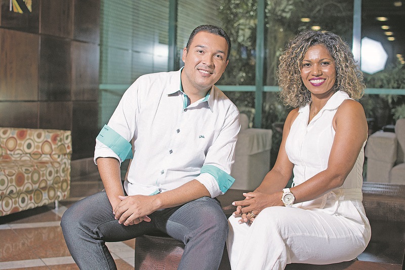 O jornalista Helton Carvalho com Débora, que está gravando CD gospel (Foto: Divulgação)