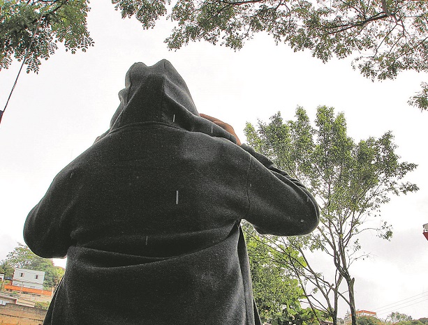 Frentista diz que ex-marido agrediu com socos o atual namorado (Foto: Fábio Nunes/AT)