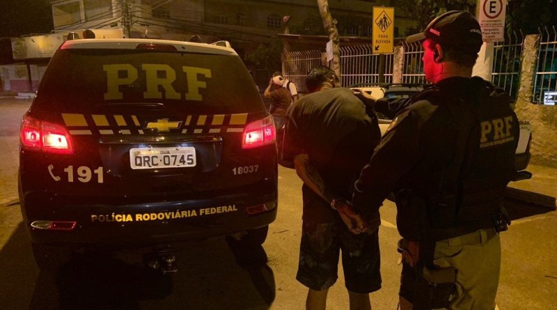 A prisão foi realizada durante uma fiscalização de agentes da Polícia Rodoviária Federal (PRF). (Foto: Divulgação/PRF)