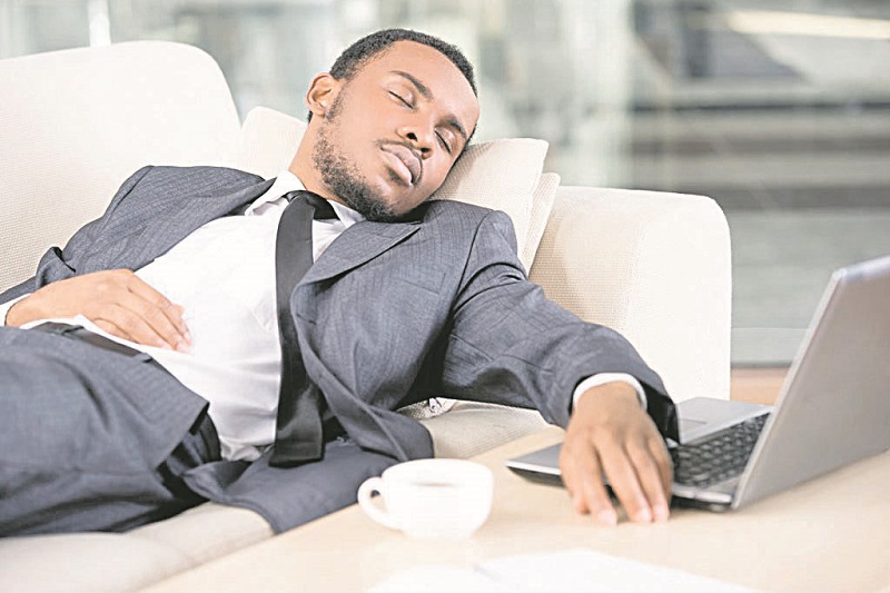 Homem descansa: cochilo à tarde, uma ou 2 vezes por semana, reduz em 48% perigo de doenças do coração (Foto: Fotos: divulgação)