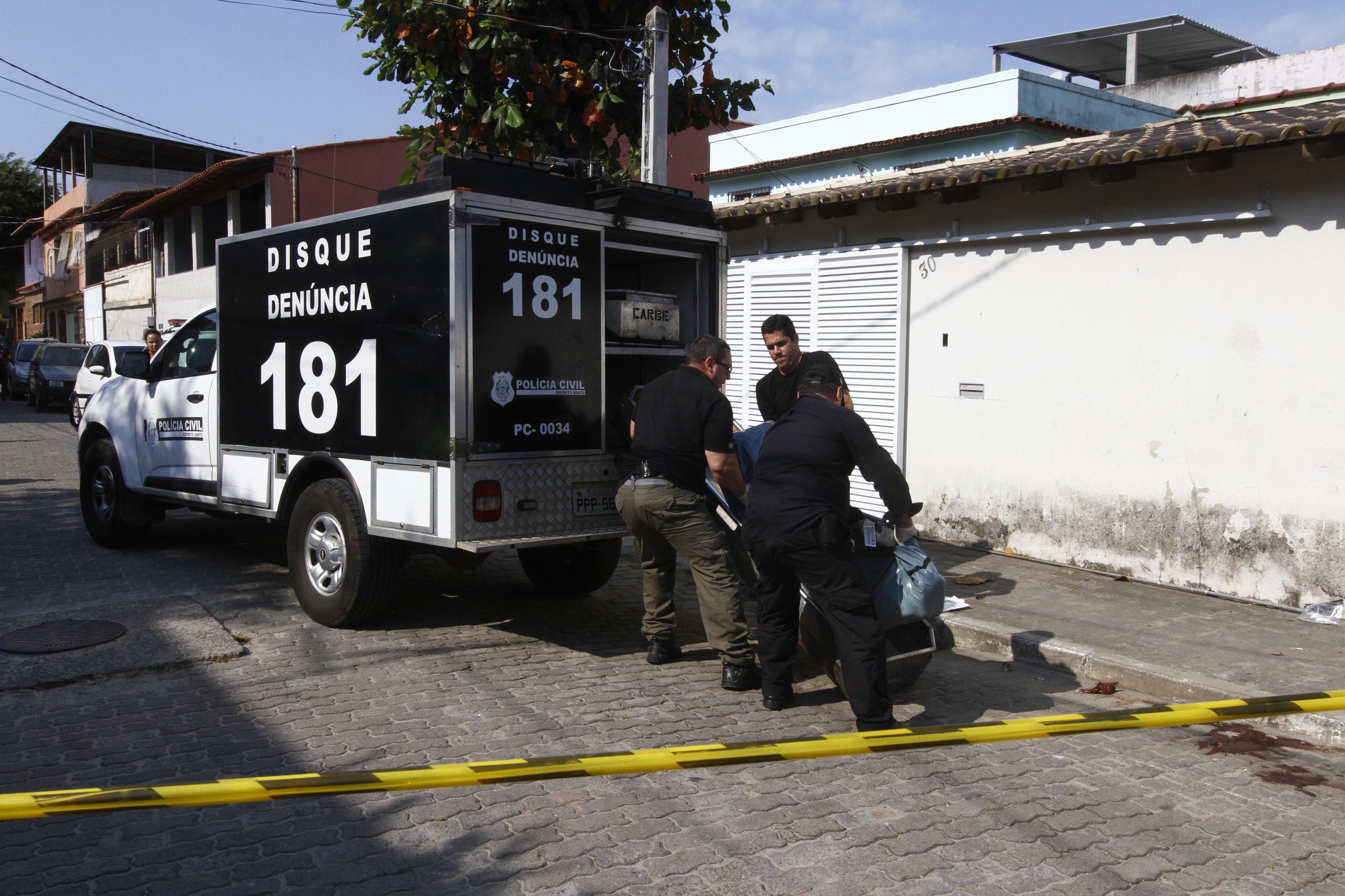 O pai foi morto no início da tarde deste domingo (22) no bairro Rio Marinho, em Vila Velha. (Foto: Thiago Coutinho/AT)