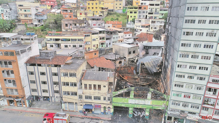Imagem de Drone mostra a loja destruída e outros imóveis que foram atingidos pelo incêndio, na Vila Rubim (Foto: Divulgação/Corpo de Bombeiros )