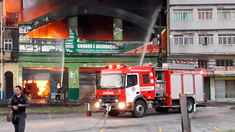 Bombeiros seguem no combate às chamas (Foto: Leonardo Bicalho / AT)