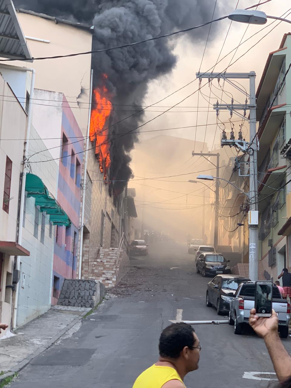 Incêndio registrado na tarde desta sexta-feira (Foto: Kadidja Fernandes / AT)