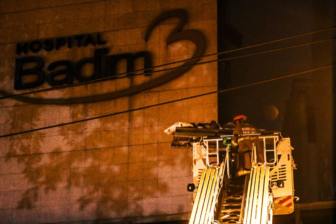 Com o incêndio controlado, os bombeiros passaram a fazer uma varredura do prédio (Foto: Fernando Frazão/ Agência Brasil)