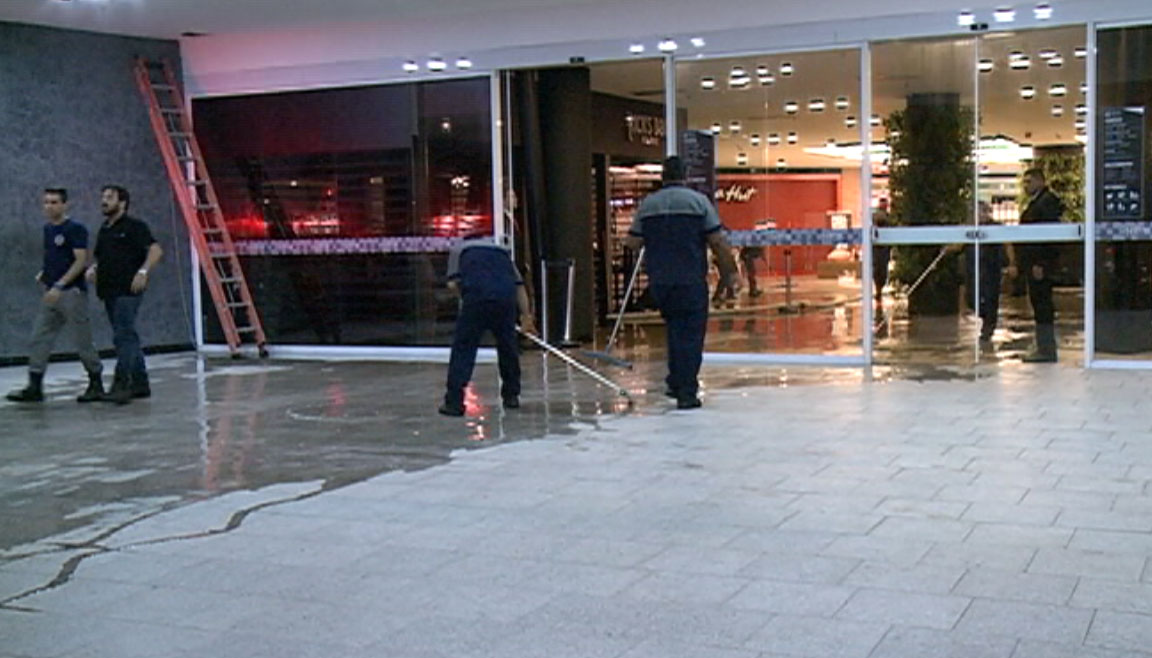 Funcionários atuaram na limpeza do shopping (Foto: Reprodução / TV Tribuna)