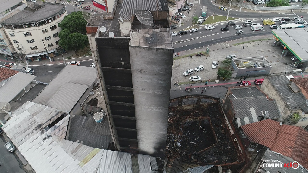 Prédio de 12 andares teve a estrutura atingida pelo fogo (Foto: Divulgação / Corpo de Bombeiros)