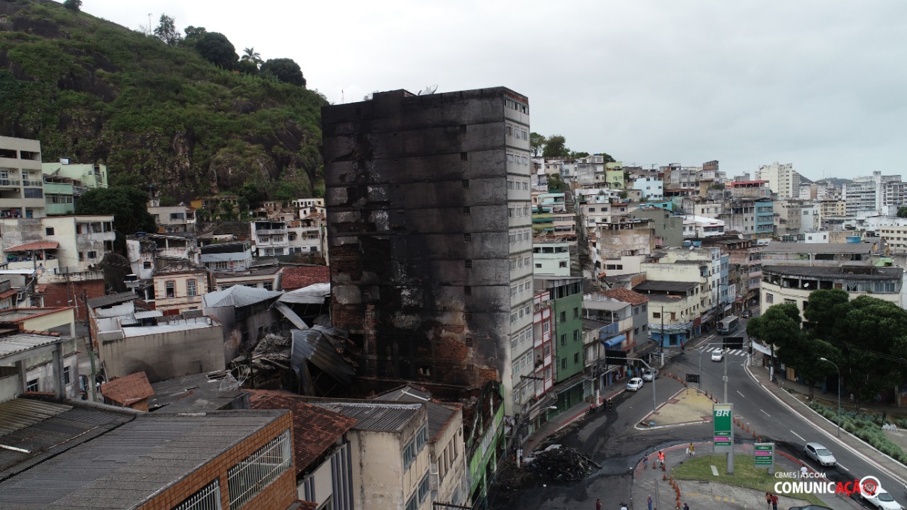 Vista lateral mostra o prédio destruído (Foto: Divulgação / Corpo de Bombeiros)