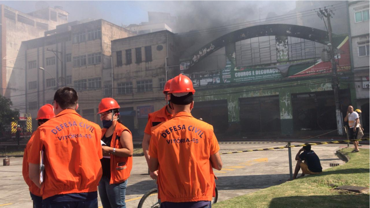 Funcionários da Defesa Civil analisam situação pós incêndio, na Vila Rubim (Foto: Dayana Souza/AT)