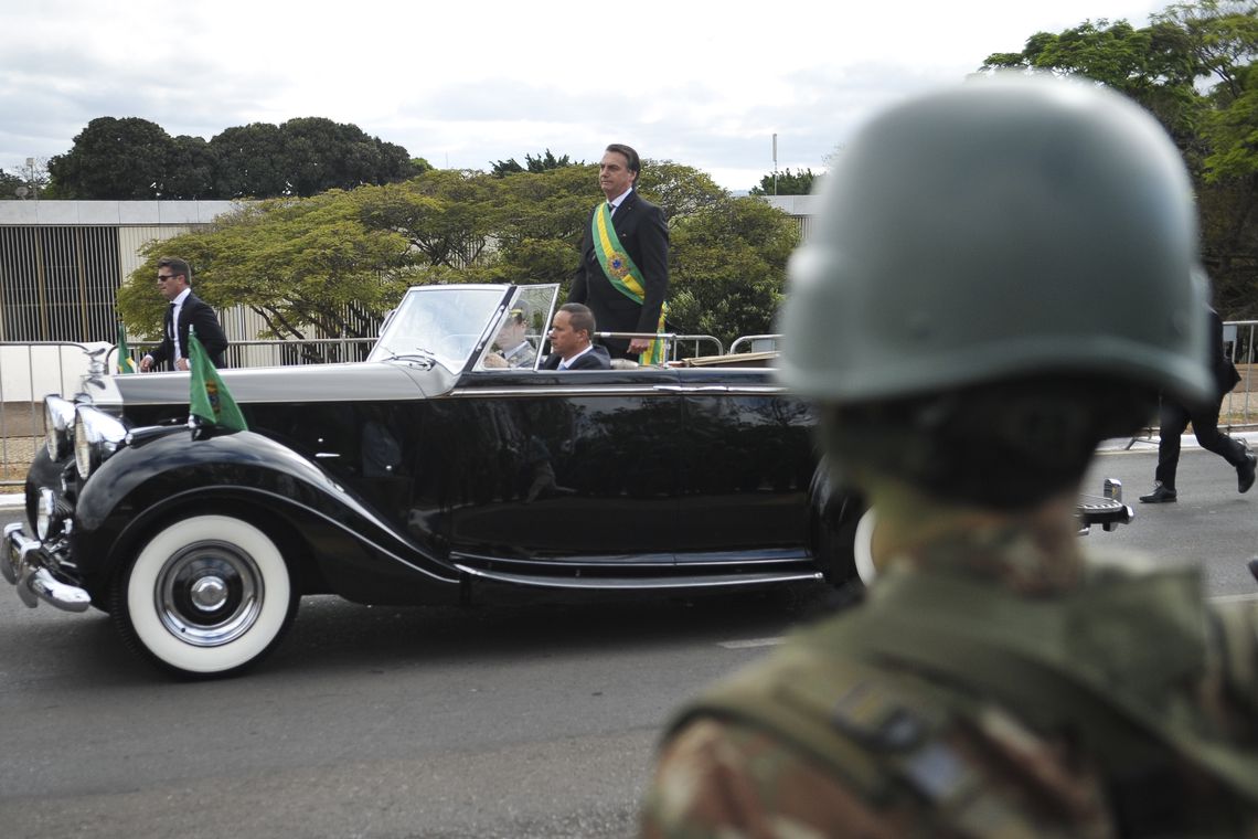 Bolsonaro chegou no Rolls-Royce presidencial, com a faixa presidencial no peito, e, assim como na posse, estava acompanhado pelo vereador Carlos Bolsonaro (PSL-RJ), seu filho, e de uma criança, Ivo César Gonzalez, 9. (Foto: Marcello Casal Jr/Agência Brasil)