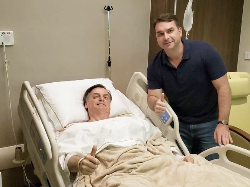 Jair Bolsonaro ao lado do filho Flávio no hospital (Foto: Reprodução/Twitter/@FlavioBolsonaro)