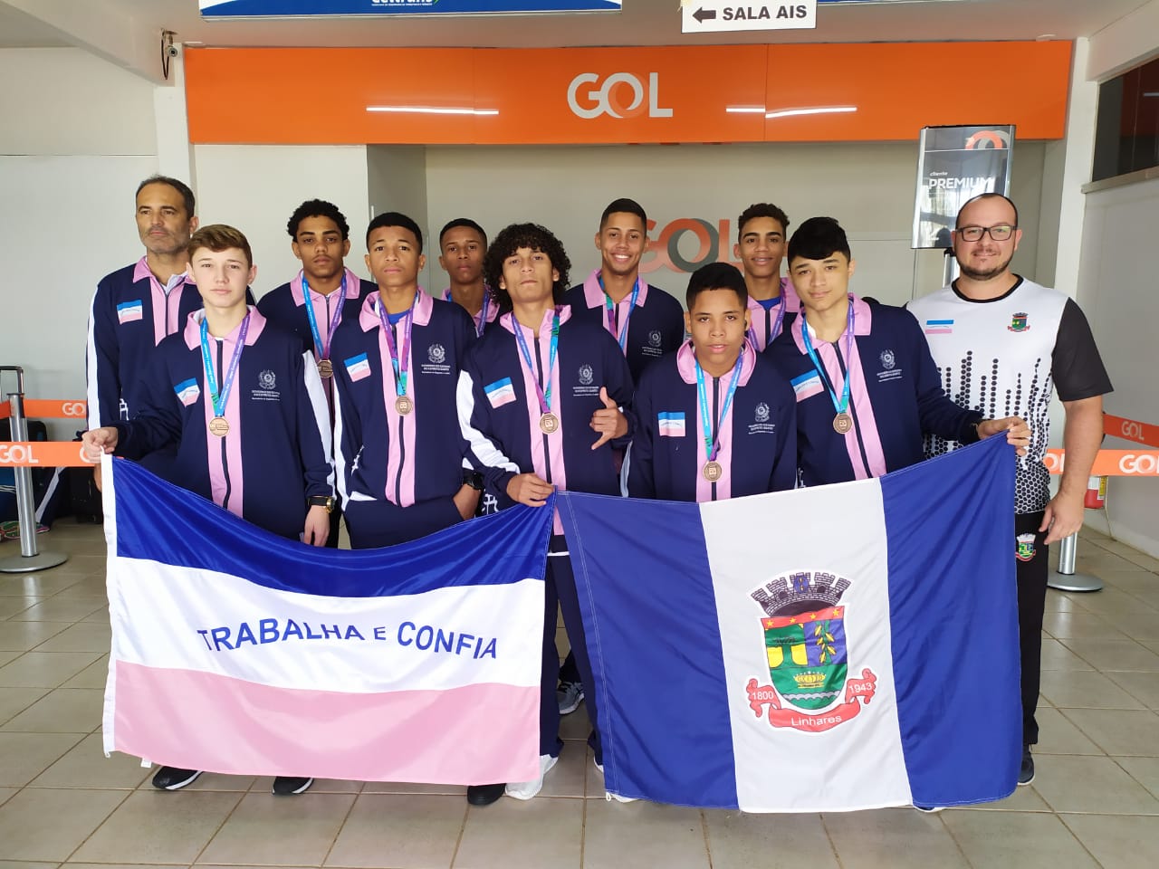 Time de futsal juvenil da Escola Profª Regina Banhos Paixão, de Linhares, foi bronze na etapa regional em Cascavel (PR) (Foto: Rodolfo Mageste/Sesport)