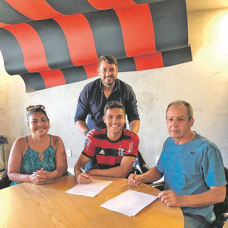Yuri assina contrato ao lado dos pais Zildea Oliveira e Júlio Maria de Oliveira e do empresário Victor Remiro (Foto: Reprodução/ Instagram)