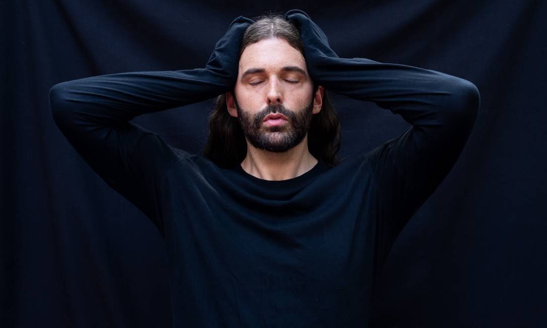 Jonathan Van Ness, 32, um dos cinco apresentadores do seriado de sucesso Queer Eye da Netflix, revelou que é HIV positivo em seu livro de memórias