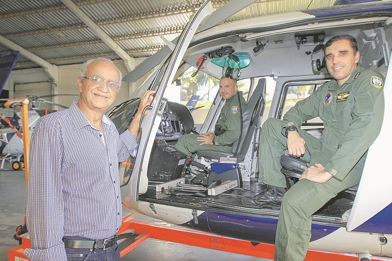 José Carlos perto do Harpia 6, helicóptero usado na operação de transporte do coração pelos capitães Elvis Protta e Bruno Vargas. (Foto: Dayana Souza/AT)