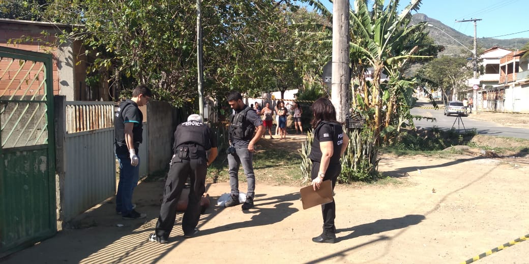 O homem morreu após correr por 40 minutos invadindo casas do bairro Vista da Serra II. (Foto: Fábio Nunes)
