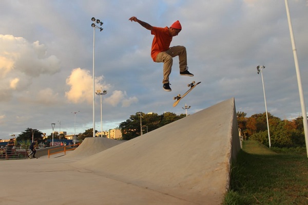Tiago Caldeira, o Oito, durante manobra (Foto: Gabriel da Cunha )