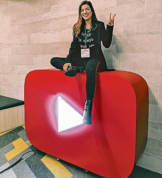 Com 407 mil inscritos, a youtuber Letícia Cecato, 27, já se sente realizada. Embora tenha cursado Economia, foi no mundo virtual que ela descobriu um novo caminho. A inspiração inicial veio das youtubers de moda e beleza Camila Coelho e Niina Secrets, mas seus vídeos abordam amor com humor. “Sou muito brincalhona e levo a vida de forma alegre. Faço o mesmo com os meus vídeos”, diz. (Foto: Divulgação/Acervo Pessoal)