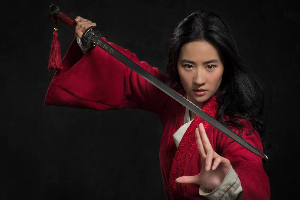 Disney divulga primeira imagem de atriz chinesa na pele da heroína Mulan em filme (Foto: Divulgação)