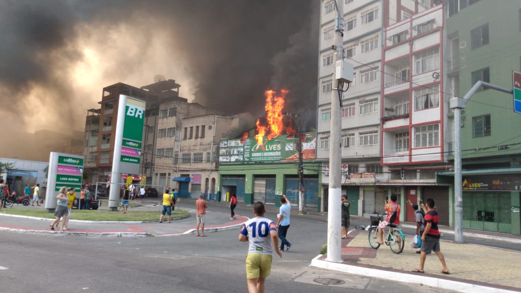 Incêndio destruiu a placa da loja (Foto: Leone Oliveira)