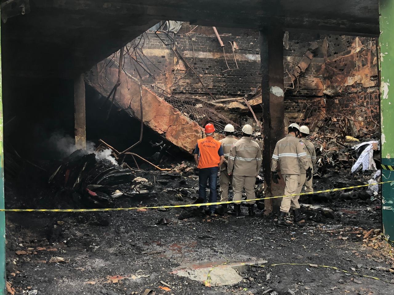Bombeiros avaliam loja que pegou fogo na Vila Rubim (Foto: Mayra Scarpi)