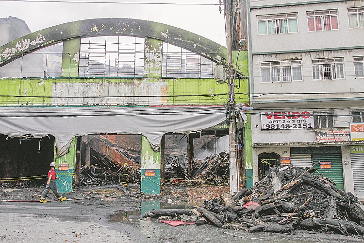 Loja ficou totalmente destruída (Foto: Kadidja Fernandes/AT)