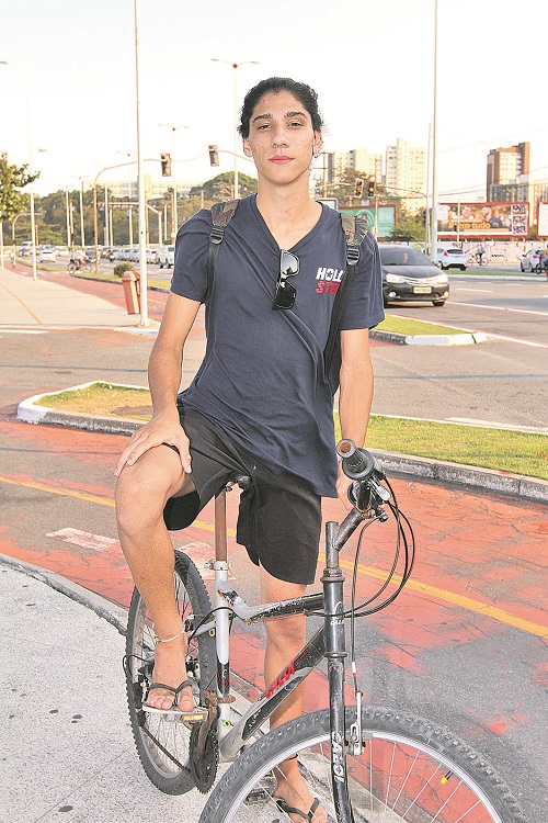 estudante Lucas Banciere nem pensa mais em tirar carteira de motorista (Foto: Beto Morais/AT)