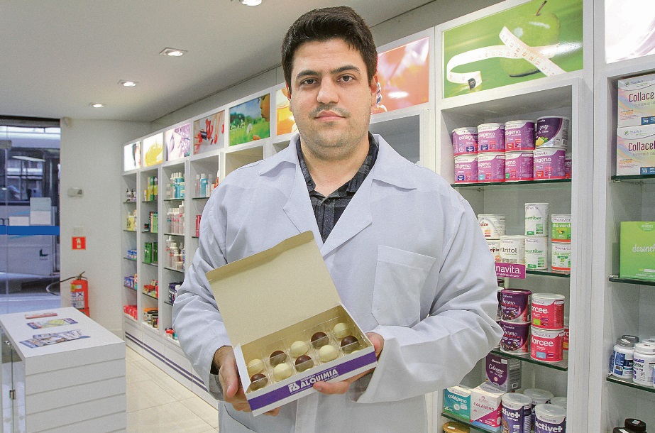 Lucas Souza mostra os chocolates manipulados com fibras prebióticas, que controlam a vontade de comer doce (Foto: Dayana Souza/AT)