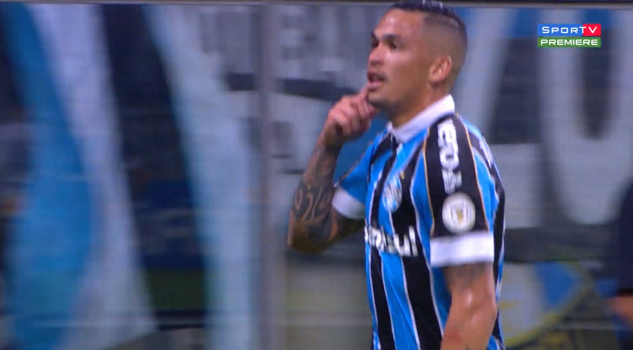 Depois de linda jogada, Luciano acerta forte chute no ângulo da meta do Avaí. (Foto: Reprodução)