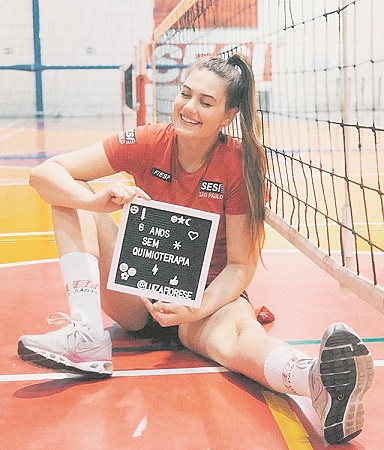 Luiza Fiorese teve um tumor na perna e precisou retirar ossos. Há seis anos sem quimioterapia, ela é atleta paralímpica de vôlei sentado (Foto: Arquivo Pessoal)