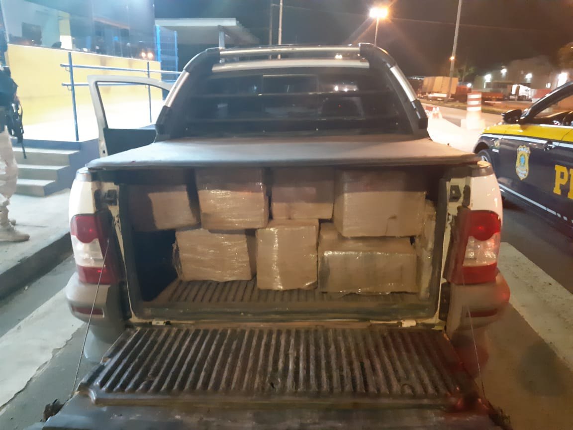 A PRF apreendeu a droga dentro de um Fiat Strada. (Foto: Divulgação/PRF)