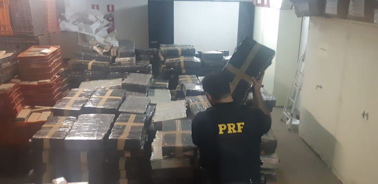 A erva estava escondida em um caminhão-tanque. (Foto: Divulgação/PRF)