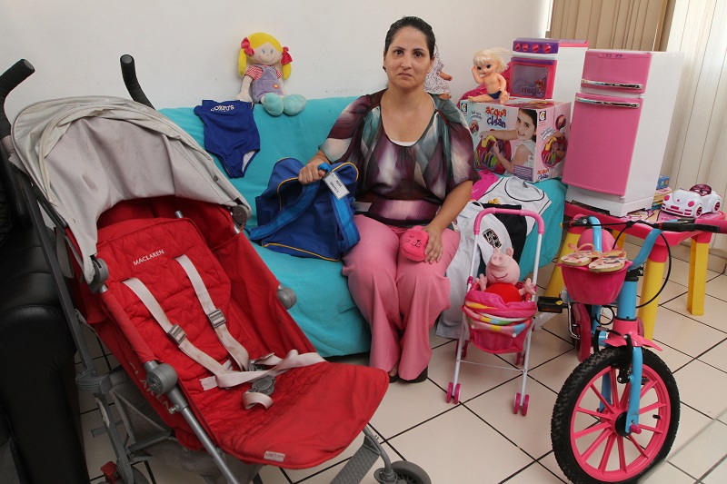 Ana Maria em casa, no bairro Jardim Camburi, com os brinquedos da filha, que foi levada na última segunda-feira (Foto: Beto Morais/ AT/ 18/09/2019)