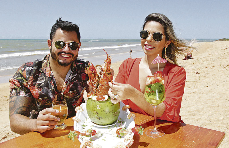 Wesley Carlos e Jessica Matos aprovaram o risoto de frutos do mar no coco com lagosta (Foto: Kadidja Fernandes/AT)