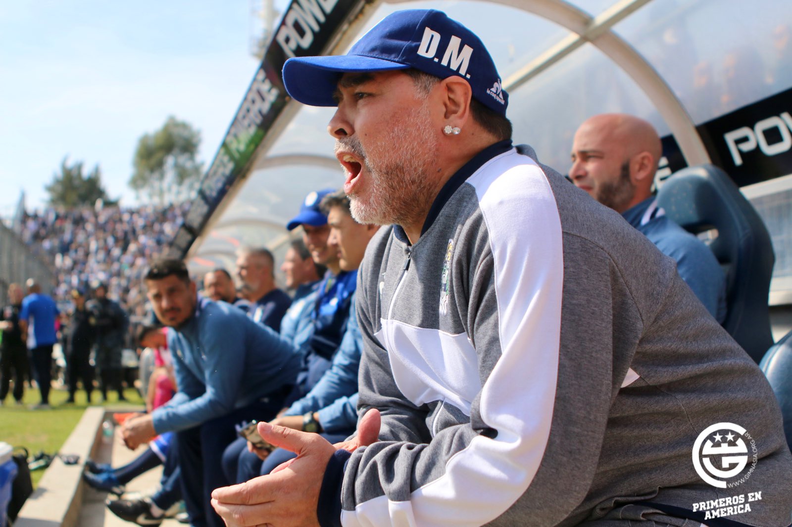 Maradona no comando do Gimnasia (Foto: Reprodução / Twitter)