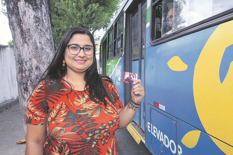 Moradora do bairro Resistência, em Vitória, a auxiliar contábil Maria da Penha Dias, de 35 anos, aprovou a medida. (Foto: Dayana Souza/AT)