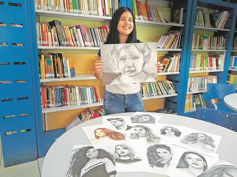 Marina Storck vendia as obras para estudar inglês e tirou primeiro lugar em programa de intercâmbio. (Foto: Roberta Bourguignon)